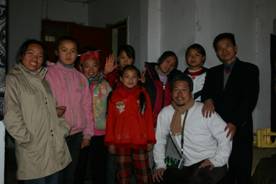 左から菜1７歳、紅春14歳、老師、新1７歳（後方）、小英12歳（前方）、大英1５歳、宋小英1６歳、馮金国