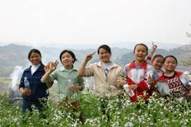 台江の街をバックに、花に囲まれた子供達。