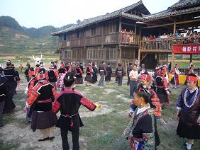 村人による「禾苗刺繍学校」開校祭り