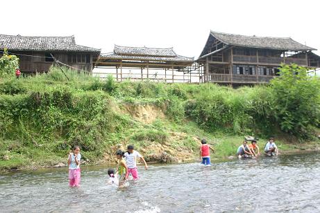 学校前の川で遊ぶ生徒達１